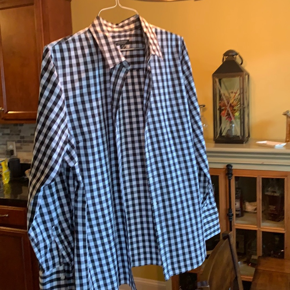 Women’s Banana Republic Riley tailored fit worn once button down